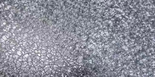 Processus de production de tôles d'acier à revêtement coloré en fluorocarbone PVDF avec un motif de crépitement de glace sur fond noir