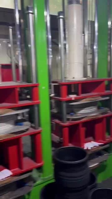 Video showcasing equipment at Chongqing Ruisi Laifu Tire Co., Ltd.'s tire manufacturing site.