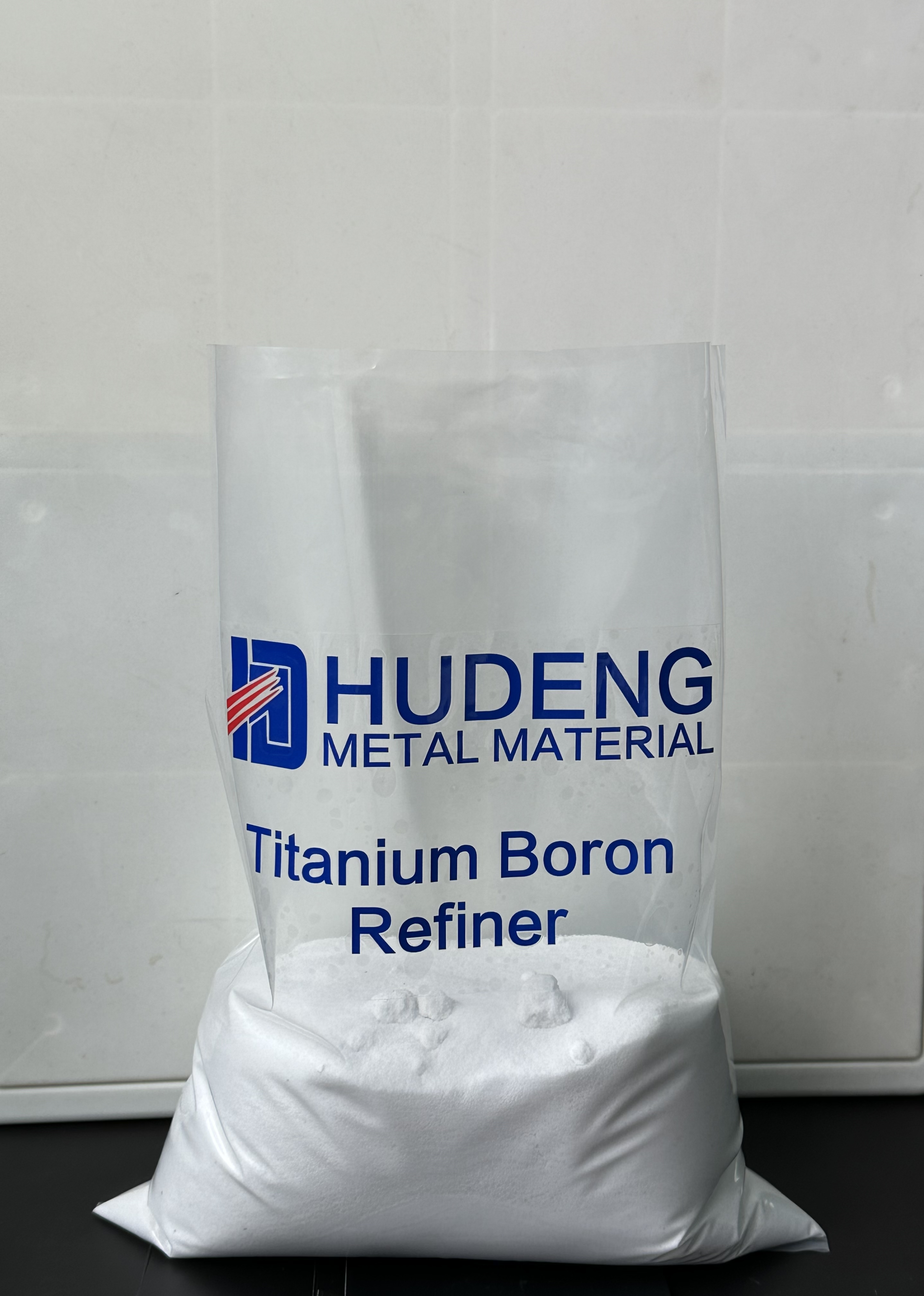 Aluminium alloy refining agent