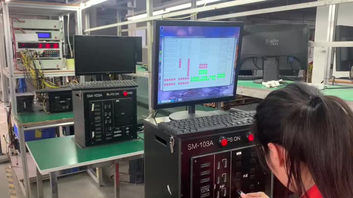 Gli operatori conducono test al 100% su ciascuna linea di output