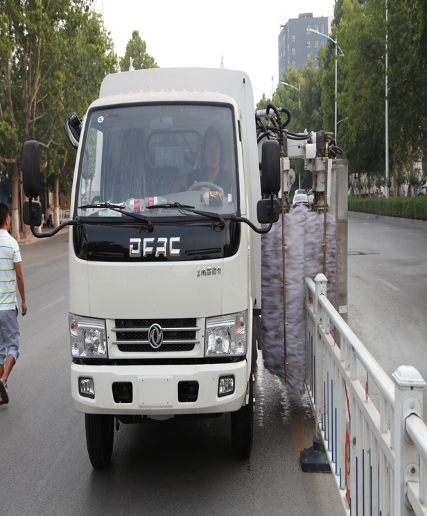 Video of urban guardrail cleaning machine