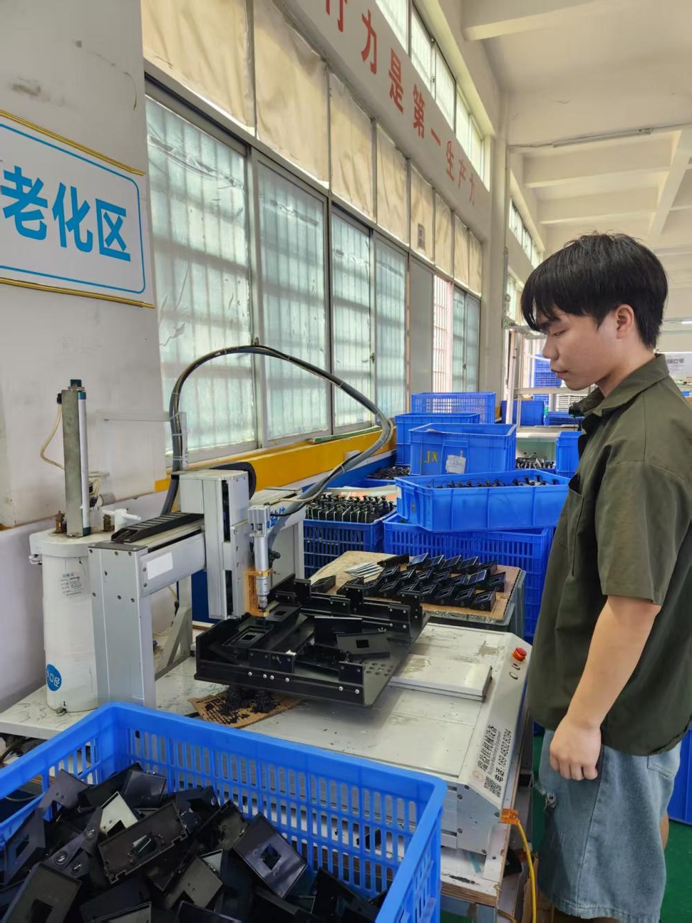 Automatic glue machine