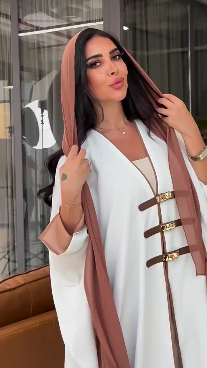 کیمونو آبای باز سفید با جزئیات سگک چرمی
