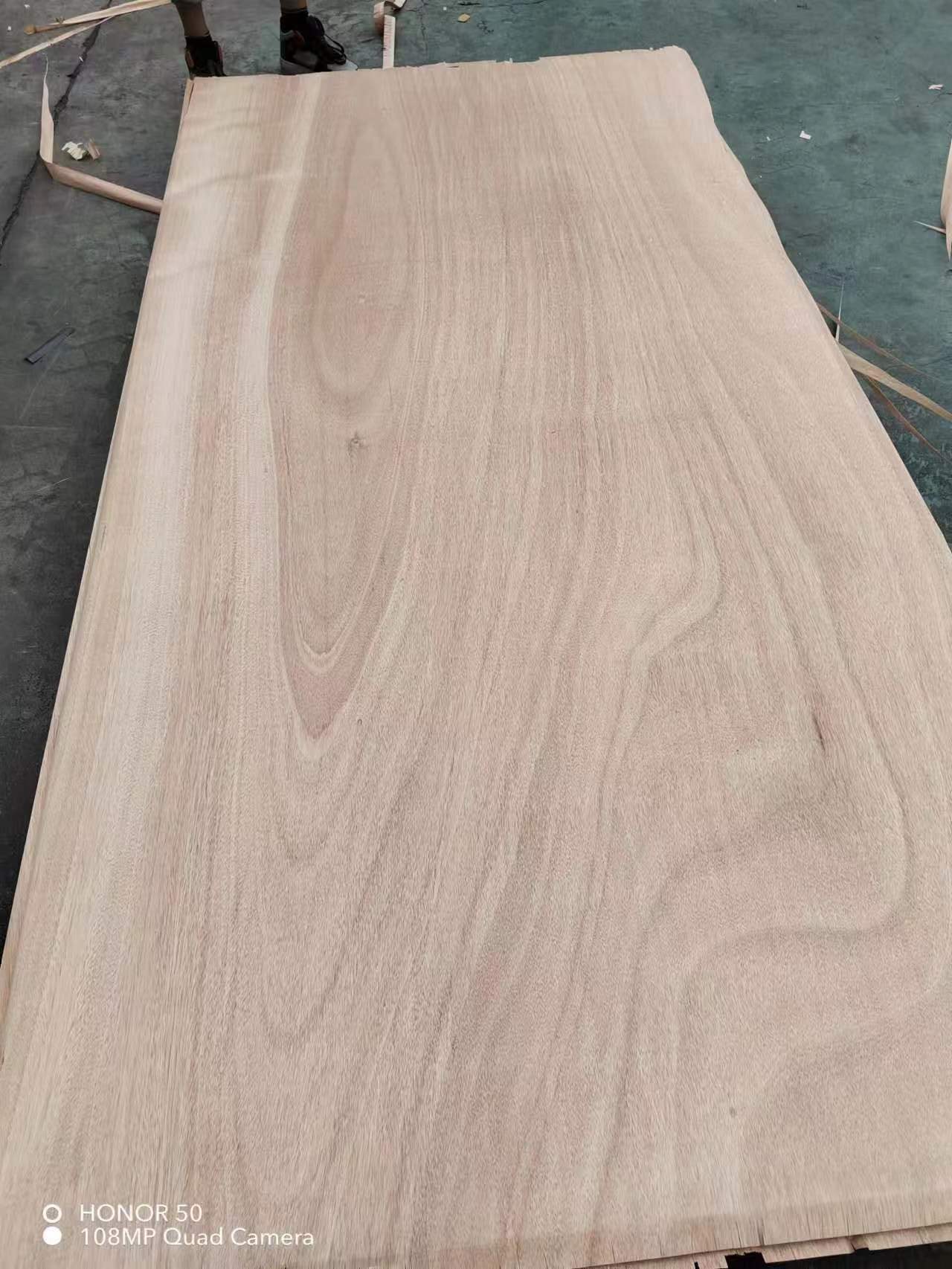 Proceso de lijado de madera contrachapada