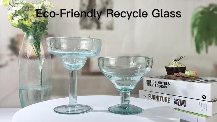 Recycelter grün gebrochener Cocktail -Martini -Glas