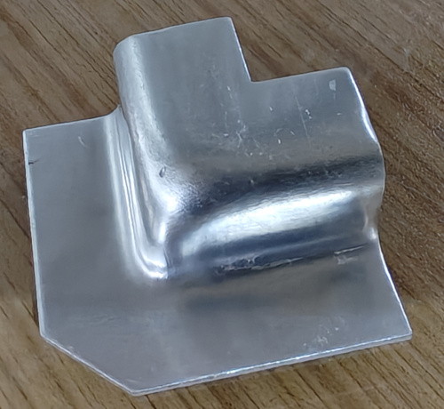 Por que algumas peças de chapas de metal precisam ser projetadas com cantos arredondados?