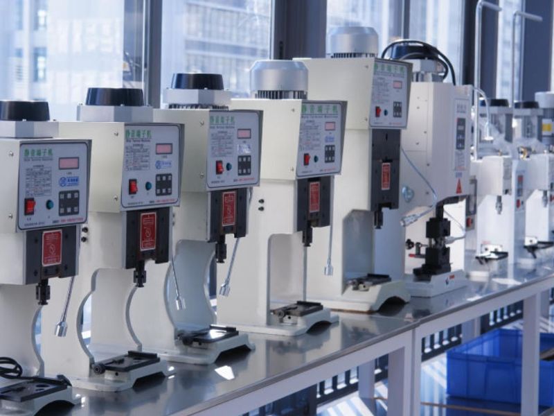 تعمل آلات تجعيد الأطراف الأوتوماتيكية على زيادة الكفاءة في تصنيع أحزمة الأسلاك الحديثة