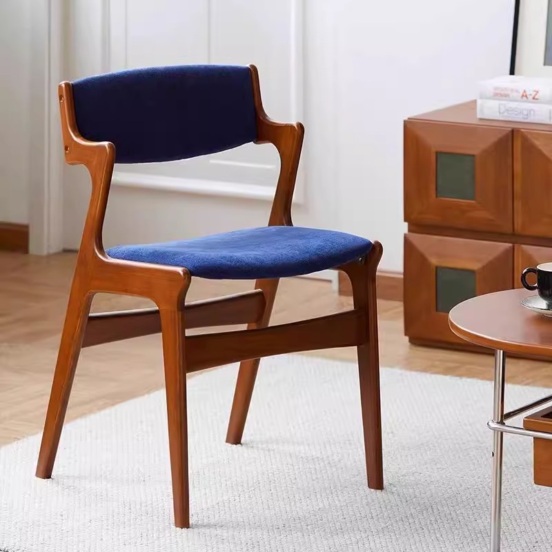 Bengbu Liangjia Furniture lança cadeira retrô de madeira maciça para enriquecer linha completa de produtos de móveis de madeira