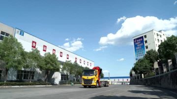 Knuckle boom crane and telescopic boom crane