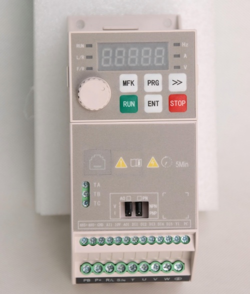 Однофазные частотно-регулируемые приводы нового поколения (ЧРП) с векторным управлением с замкнутым контуром совершают революцию в области эффективности вентиляторов и насосов.
