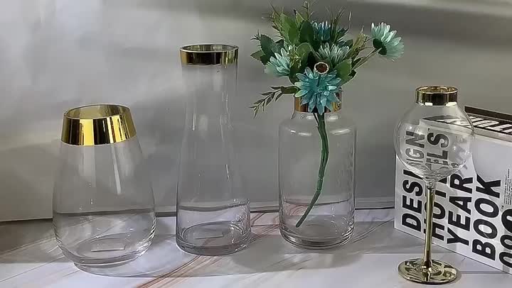 Klare Glasblumenvase mit goldenem Rand