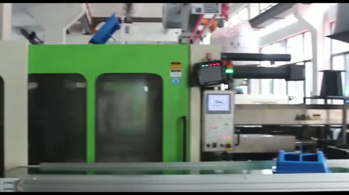 Bote de basura de plástico cuadrado con tapa abatible.