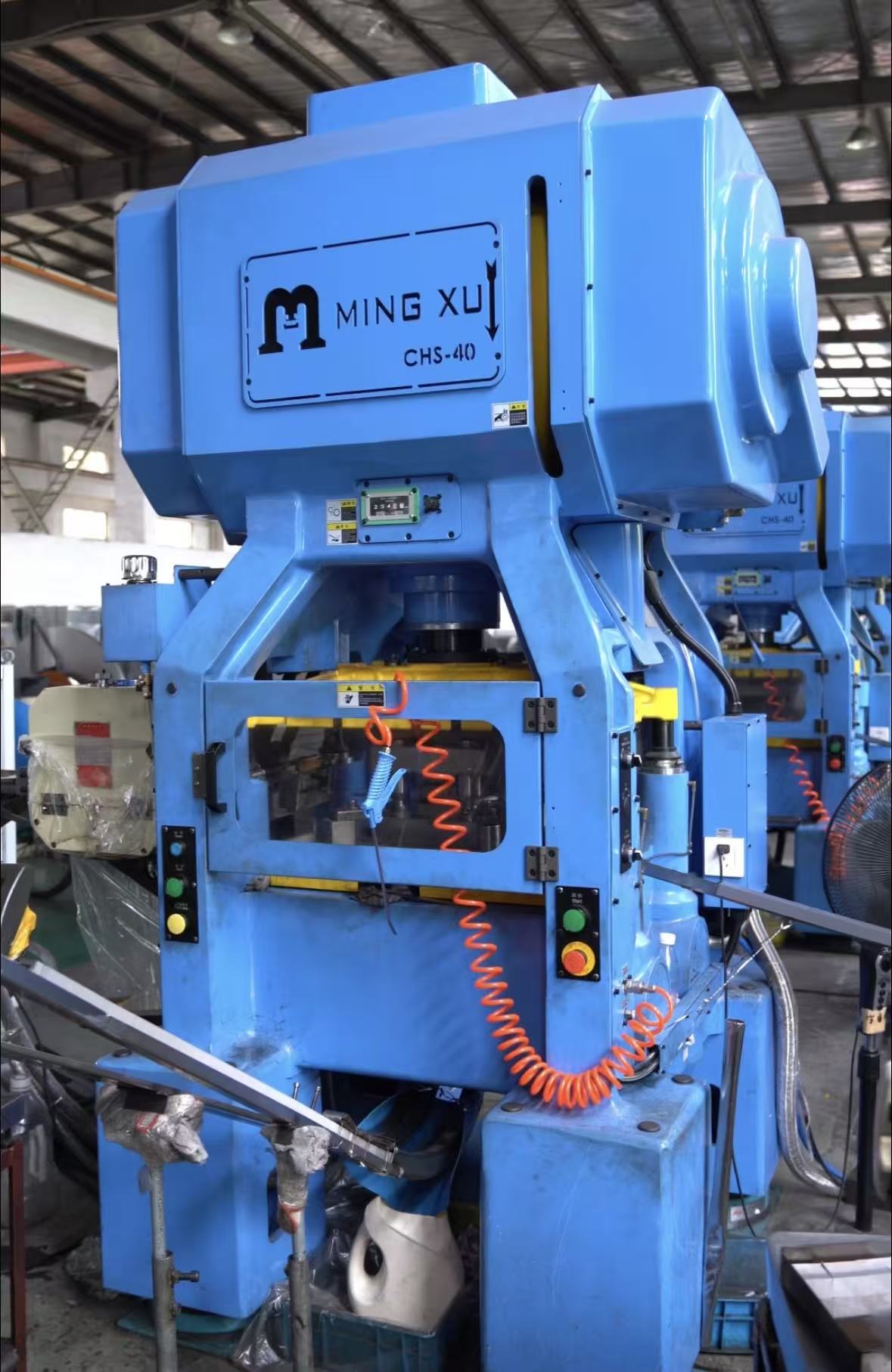 Demonstração de produção de processamento de formação de fio de estampagem de metal