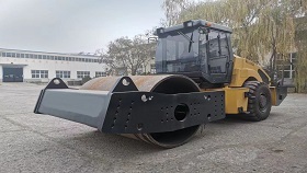 Single cylinder road roller machine