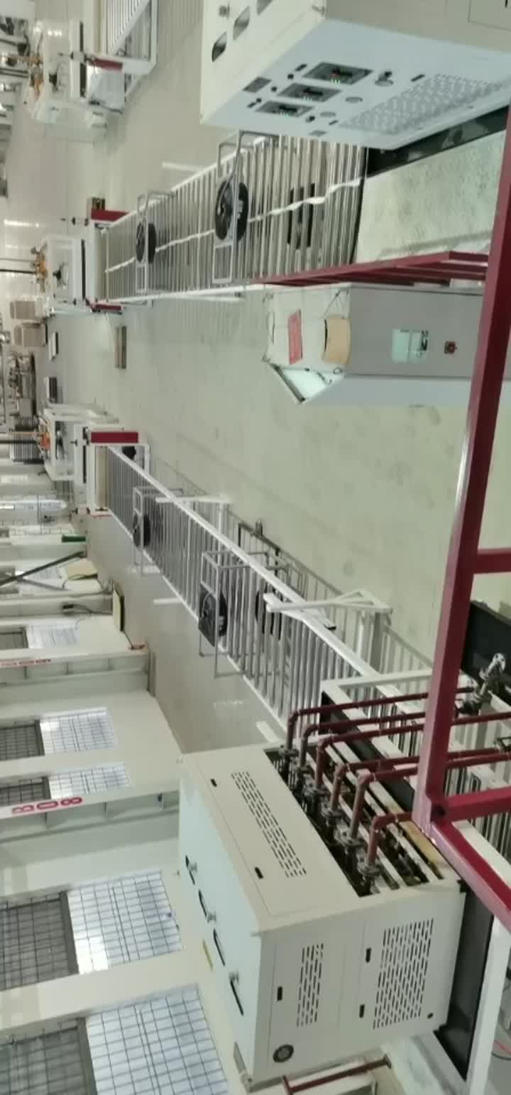 Línea de producción de pisos de SPC en la fábrica de clientes