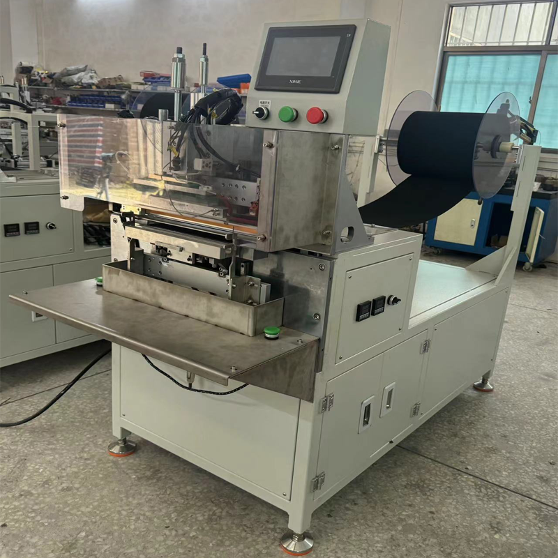 Nouvelle machine à cintres en plastique. Il permet d'obtenir une liaison précise entre l'éponge et le cintre, garantissant un emballage uniforme et sécurisé.