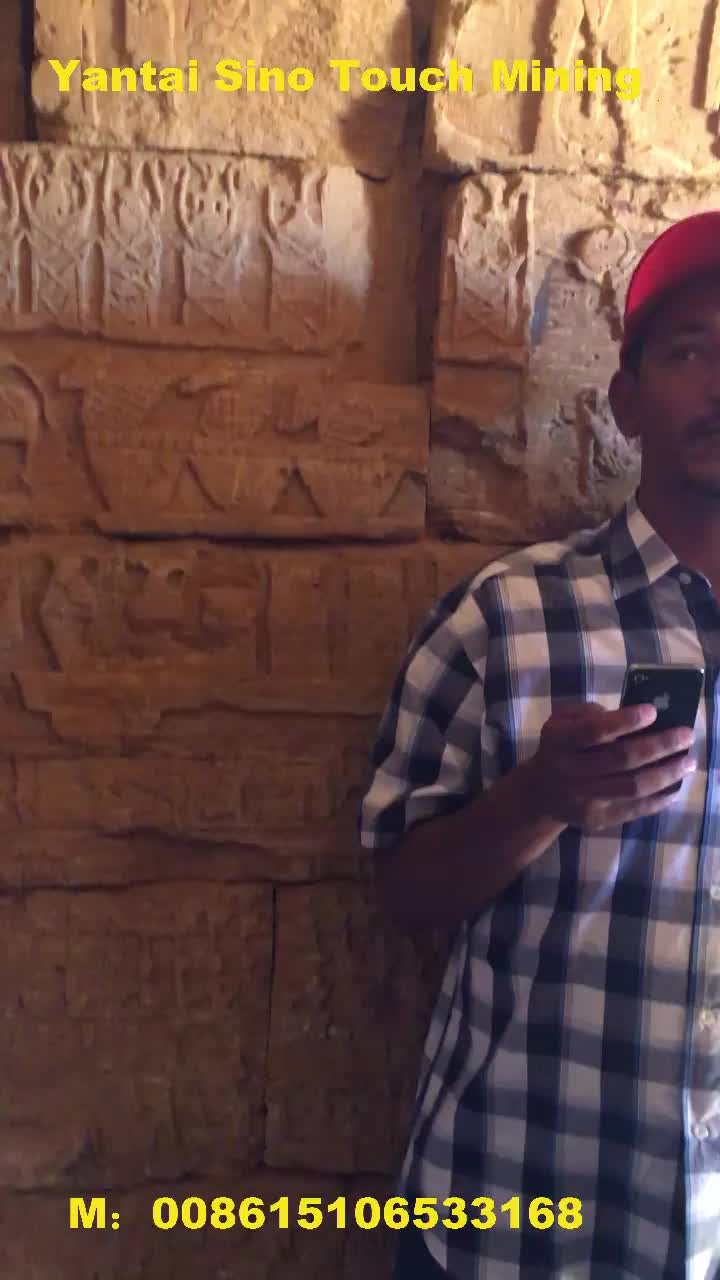 M.Matthew visite la pyramide du Soudan