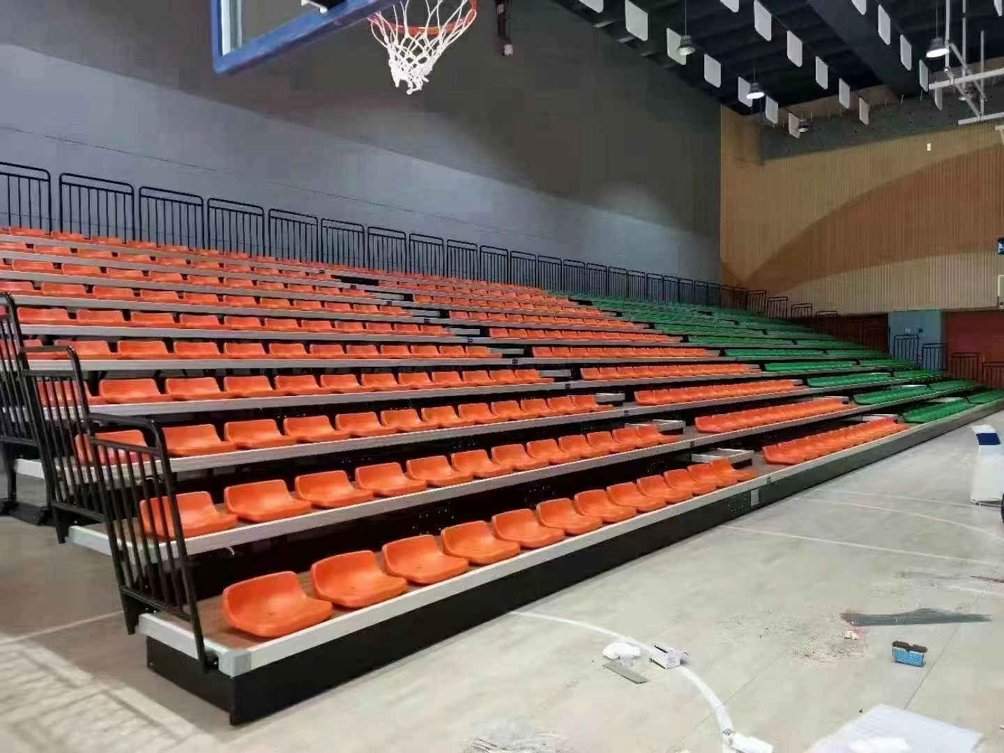 Bleacher telescopico elettrico