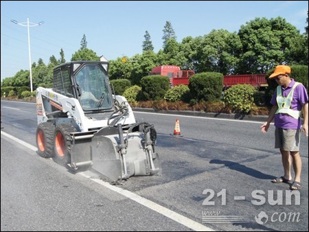 A minicarregadeira Bobcat eleva a mecanização de manutenção de estradas de Pinghu