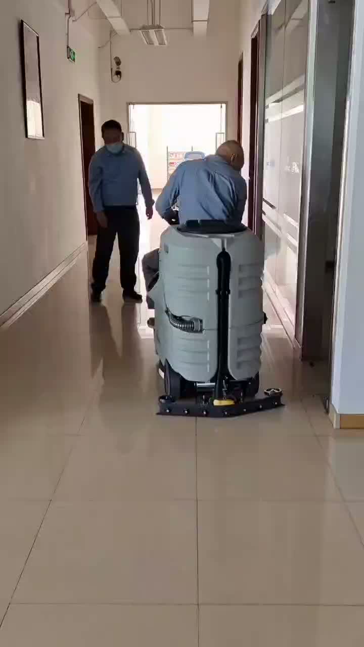 Машина для очистки пола на полу