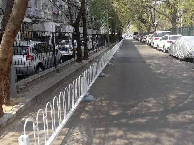 Pedestrian walkway guardrail