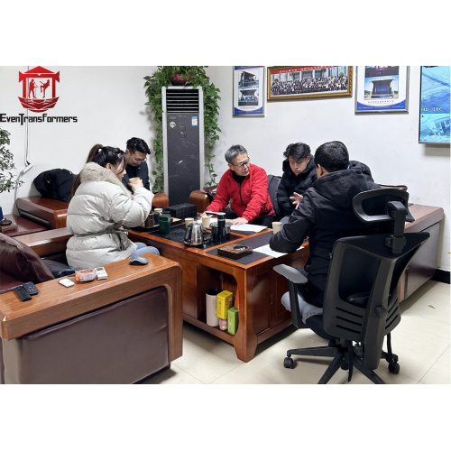 Clientes do Japão visitando a fábrica de eventransformers para estágios móveis