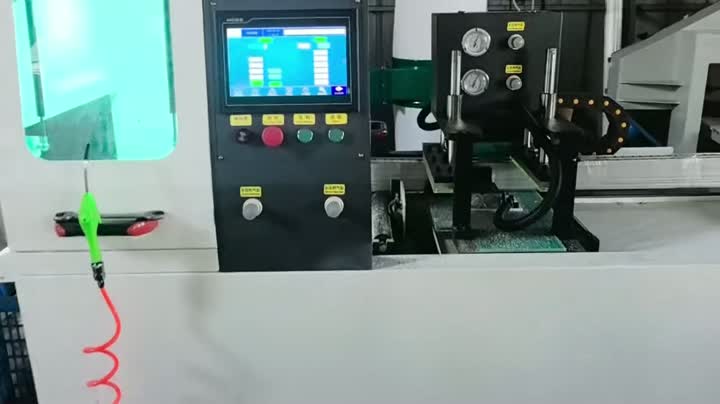 Machine de découpe de profilés en aluminium