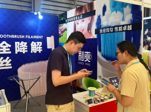 Tai Hing hiển thị nhiều loại lông bàn chải đánh răng tại Triển lãm chăm sóc đường uống ở Thượng Hải