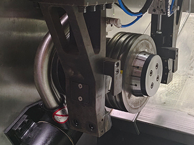 Ứng dụng của máy mài vòng cuộn CNC trong sản xuất linh kiện máy móc hạng nặng