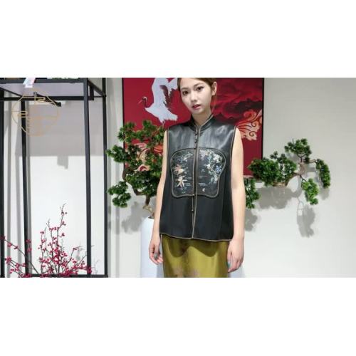 女子安装了背心