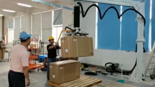 De vacuümbuislifter - Een professioneel gereedschap voor grote kartonstapelen