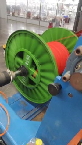 100 押出機は、主に中規模および大型の電力線およびケーブルの絶縁および被覆に使用されます。