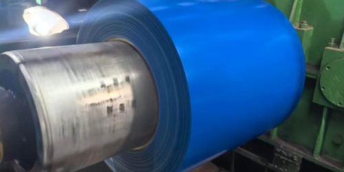 Processus de production d'une bobine d'acier recouverte de PVDF bleu fluorocarboné