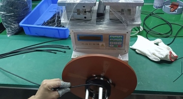 Workers use a high-speed rotating cable wrapping machine to wind cables