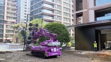 All-terrain crawler glazing robot — handles muddy ground & narrow alleys effortlessly