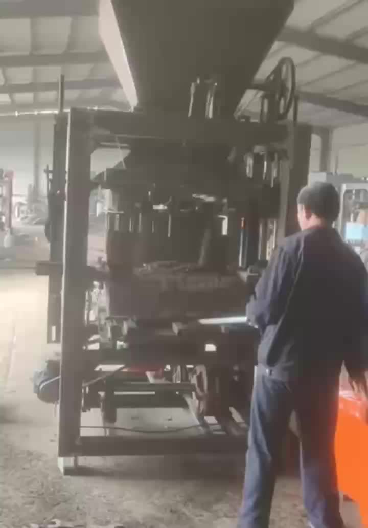 Поставщик машин с пустыми кирпичами