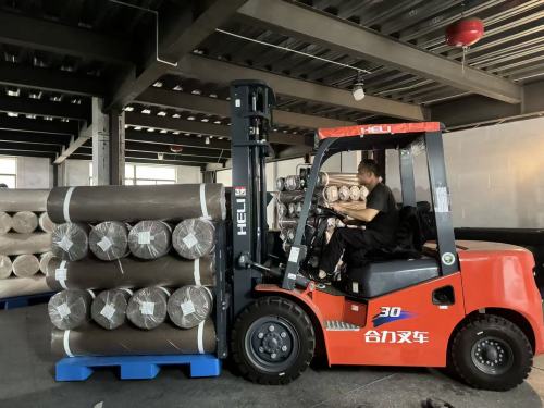 نجاح تحميل وشحن الحاويات لأحدث طلبيات أقمشة الأرائك