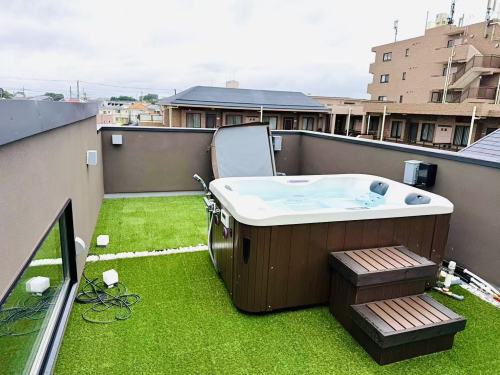 Why Hotels and Resorts Are Prioritizing Spa Hot Tub Installations