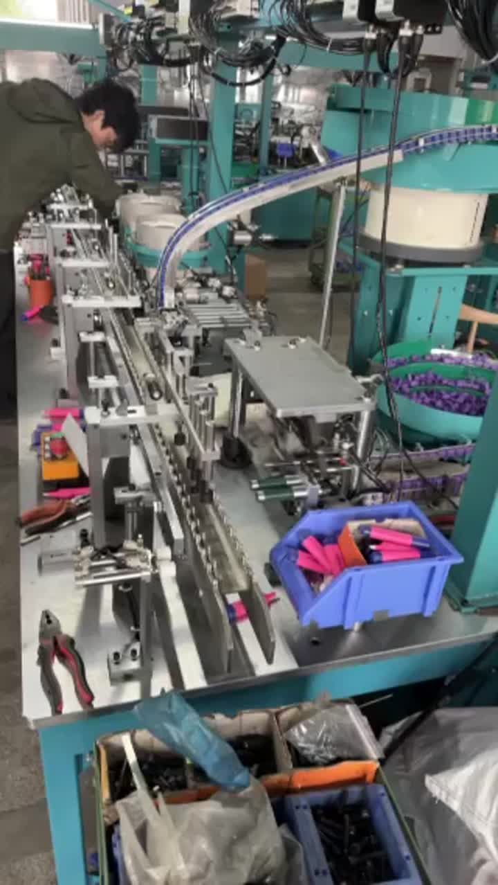 Resaltar la máquina de ensamblaje de la pluma