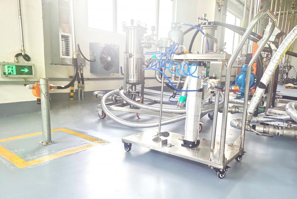 Mixing and filtering device