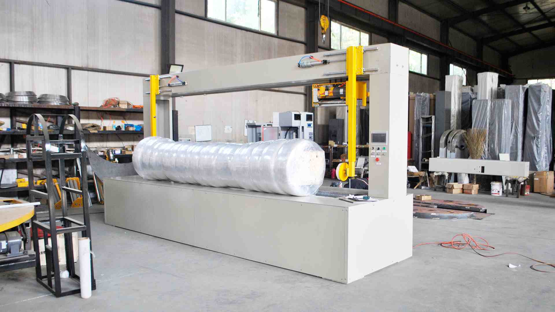 Cylindrical radial wrapping machine