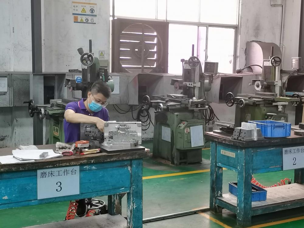 GRINDING MACHINE