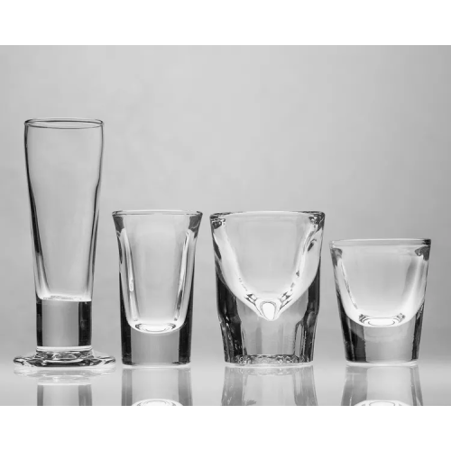 Taza de vidrio y bebida para el bar-3