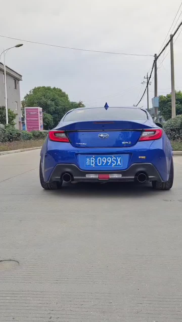 Auto subaru en la carretera