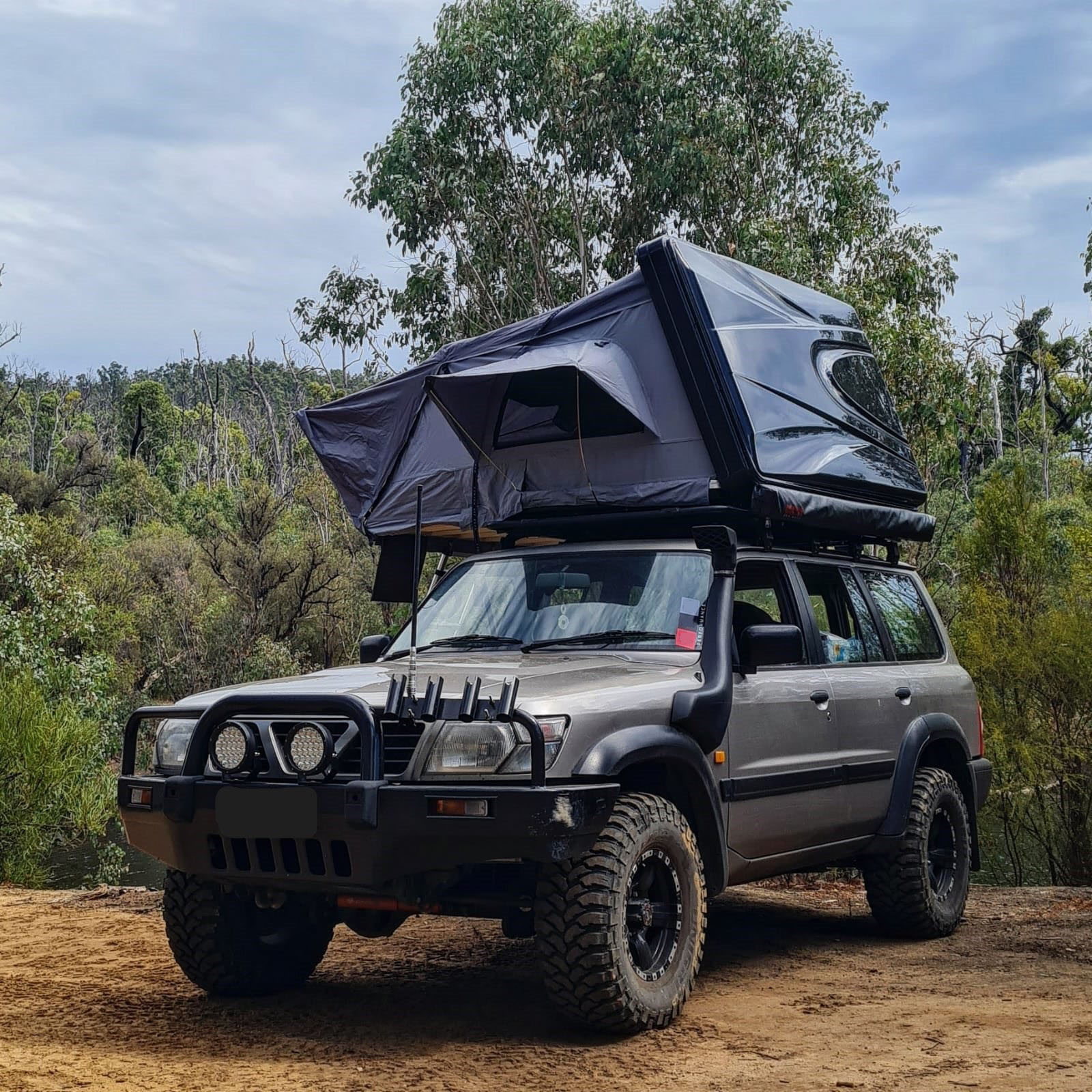 Tenda sul tetto aperto laterale