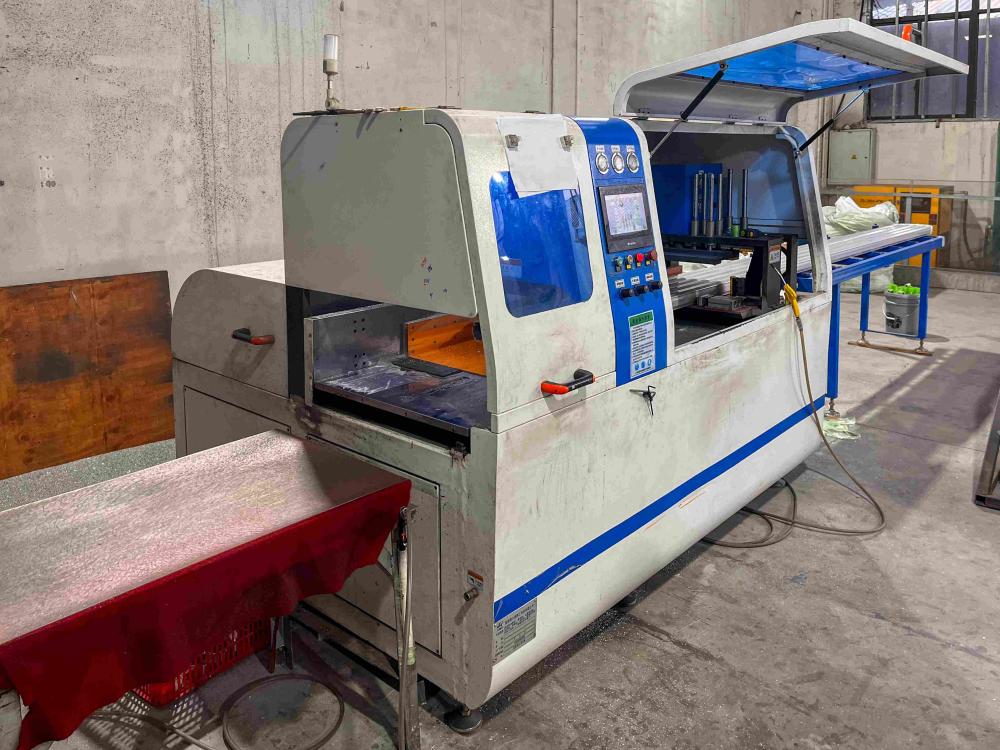 Semi-Automatic Cutting Machine