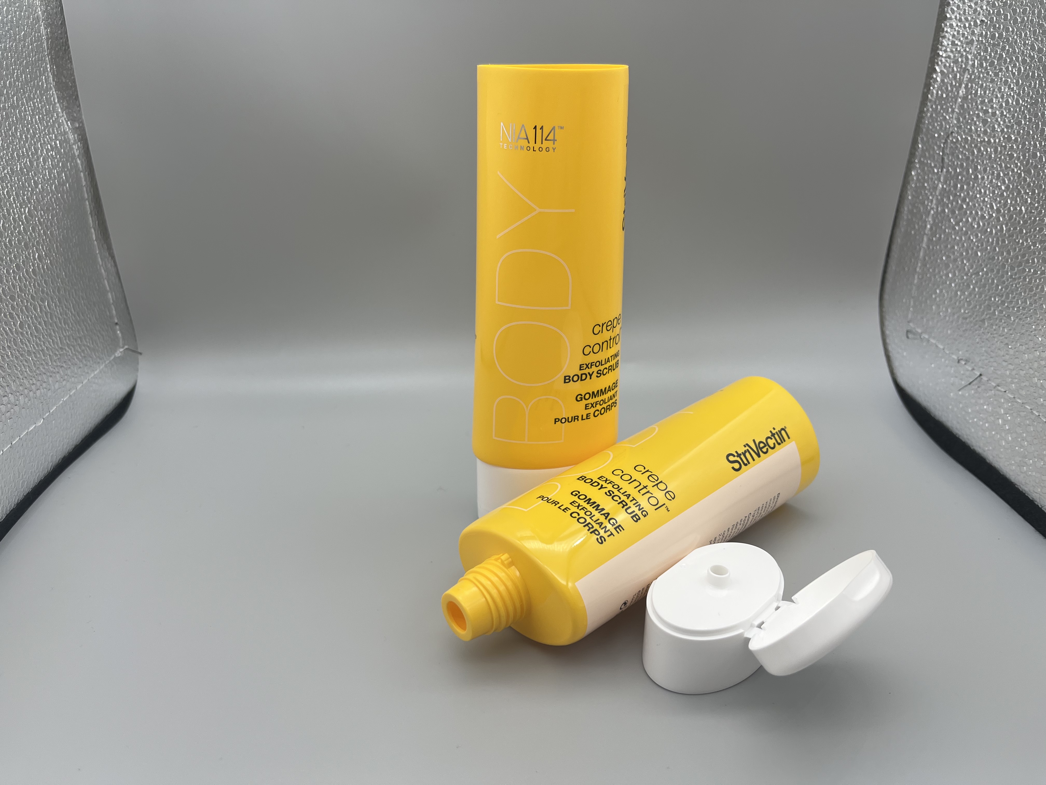 Tubo cosmético de protetor solar oval amarelo