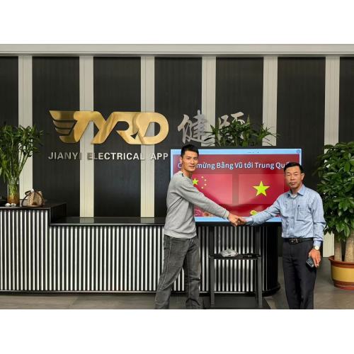 Laden Sie vietnamesische Kunden ein, die Fabrik zu besuchen, um die Injektionsform und die Präzisionsinnenverkabelungskabelbaumproduktion zu besuchen und eine Kooperationsvereinbarung zu unterzeichnen