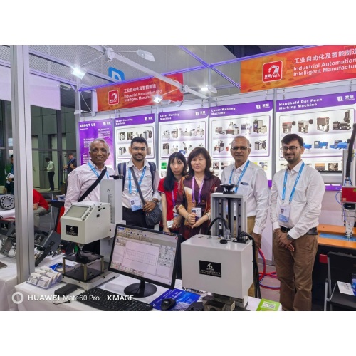 У першы дзень Кантонскага кірмашу ў цэнтры ўвагі былі першапачаткова новая інтэлектуальная лазерная зварачная машына з батарэяй энергіі і электрычная машына для разметкі!