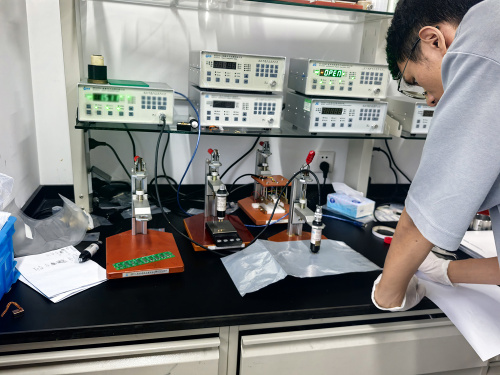 Mesure précise, le meilleur choix - Yuhua New Materials sélectionne le testeur de résistivité verticale de feuille d'électrode Suzhou Jingge. Le testeur de résistance verticale JG2551, avec sa répétabilité élevée et sa pression réglable de 300 kilogra